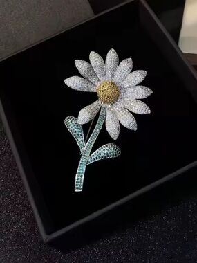 Sparkling Daisy Crystal Brooch